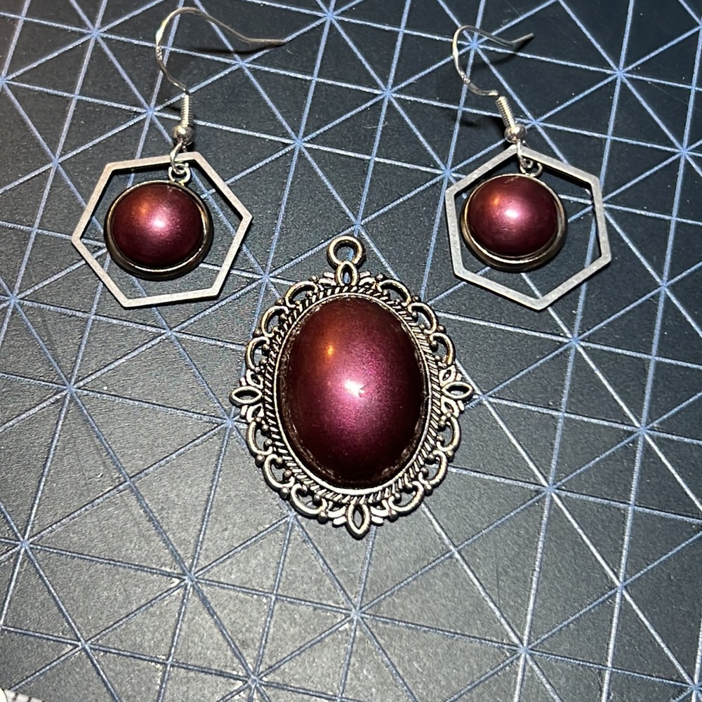 24005 Burgundy resin earrings and necklace pendant